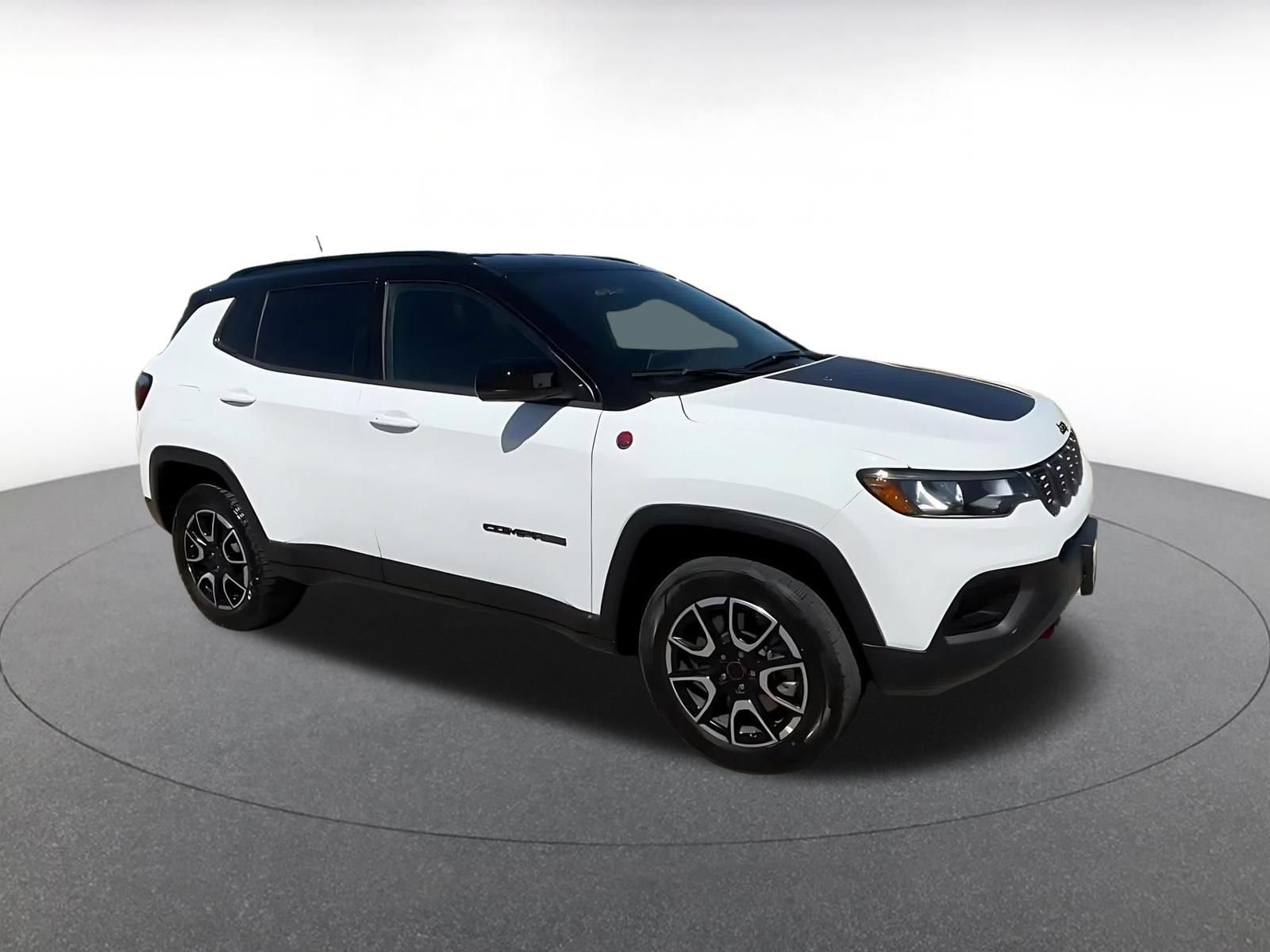 Used 2025 Jeep Compass Trailhawk AWD/4WD image 2