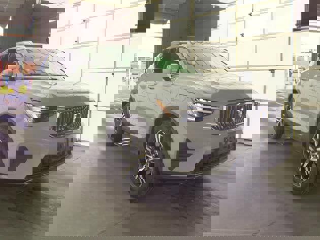 Used 2025 Volvo XC40 B5 Core image 3