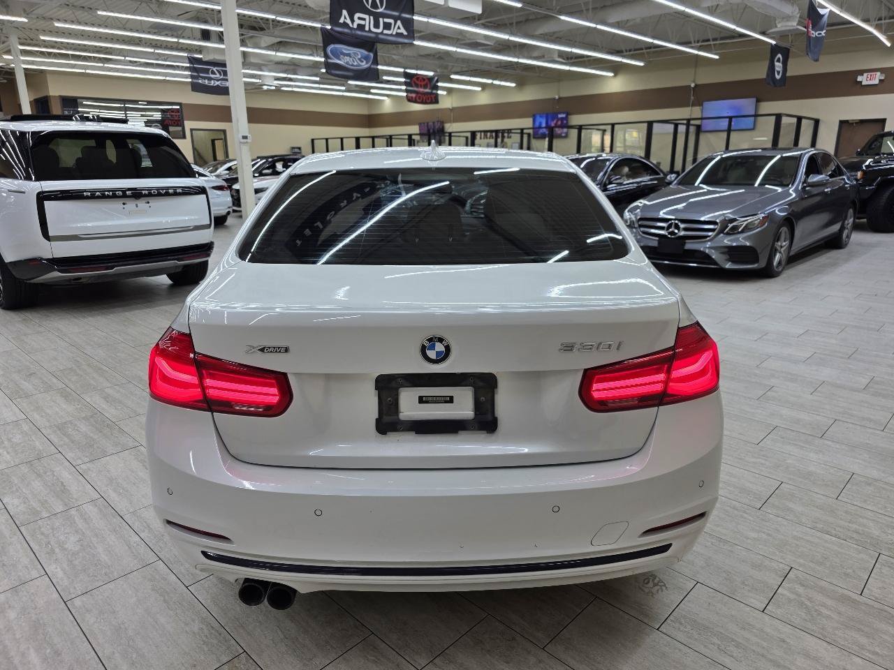 Used 2017 BMW 330i xDrive Sedan AWD/4WD image 7