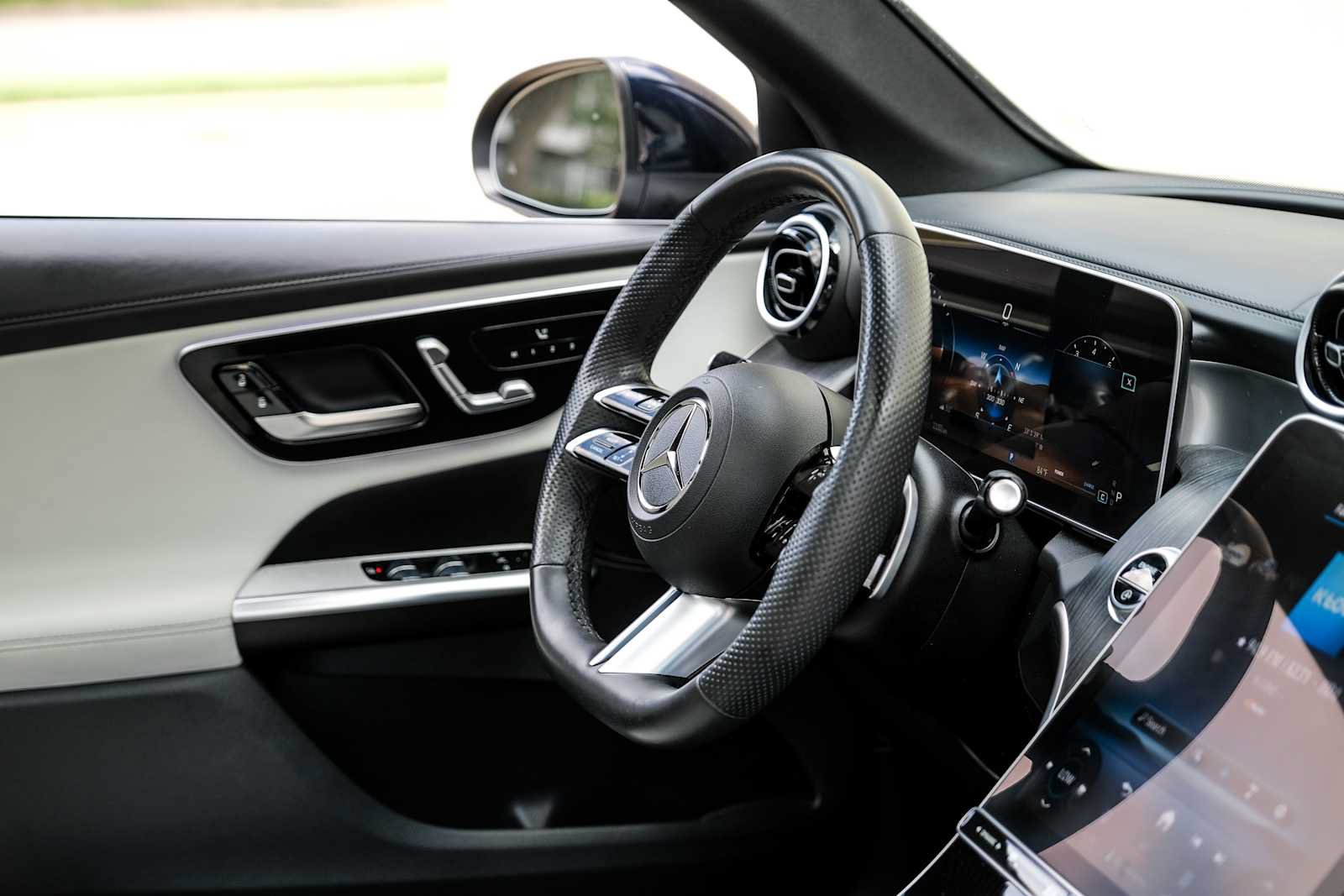 Used 2024 Mercedes-Benz GLC 300 4MATIC image 17
