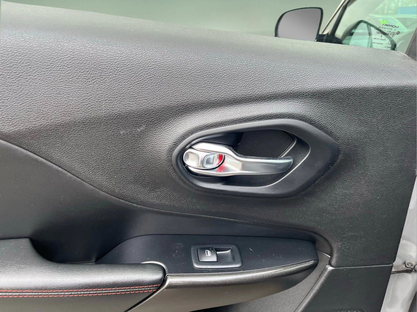 Used 2019 Jeep Cherokee Trailhawk image 28