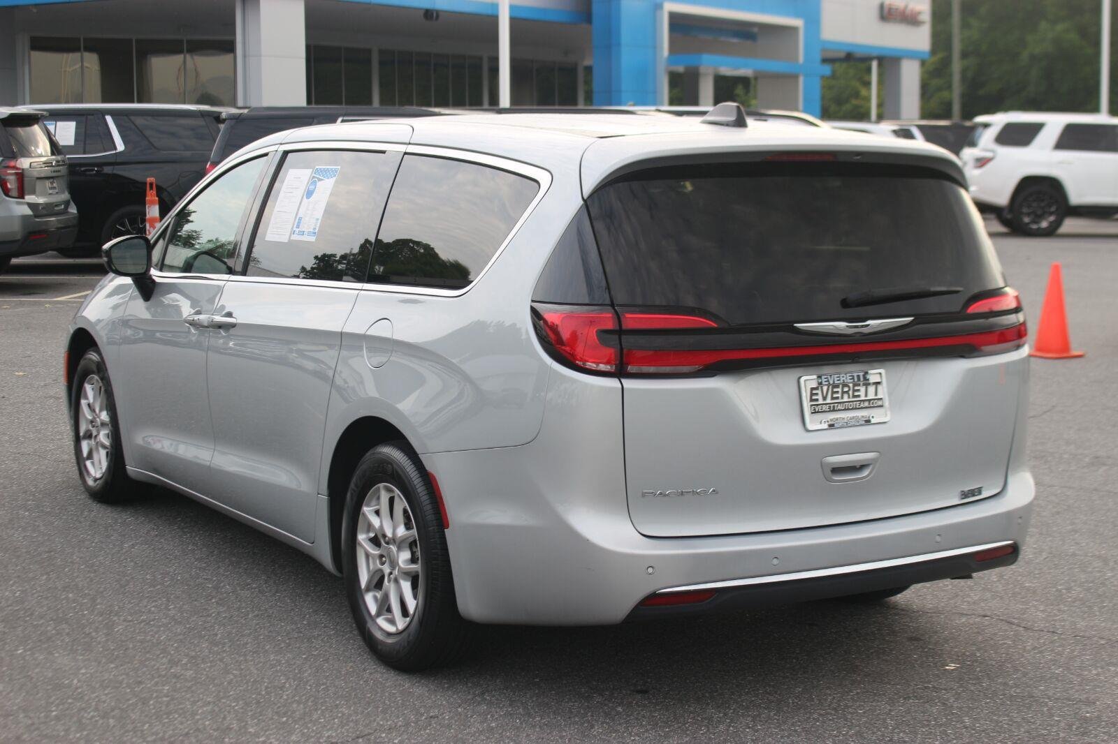 Used 2024 Chrysler Pacifica Touring-L FWD image 5