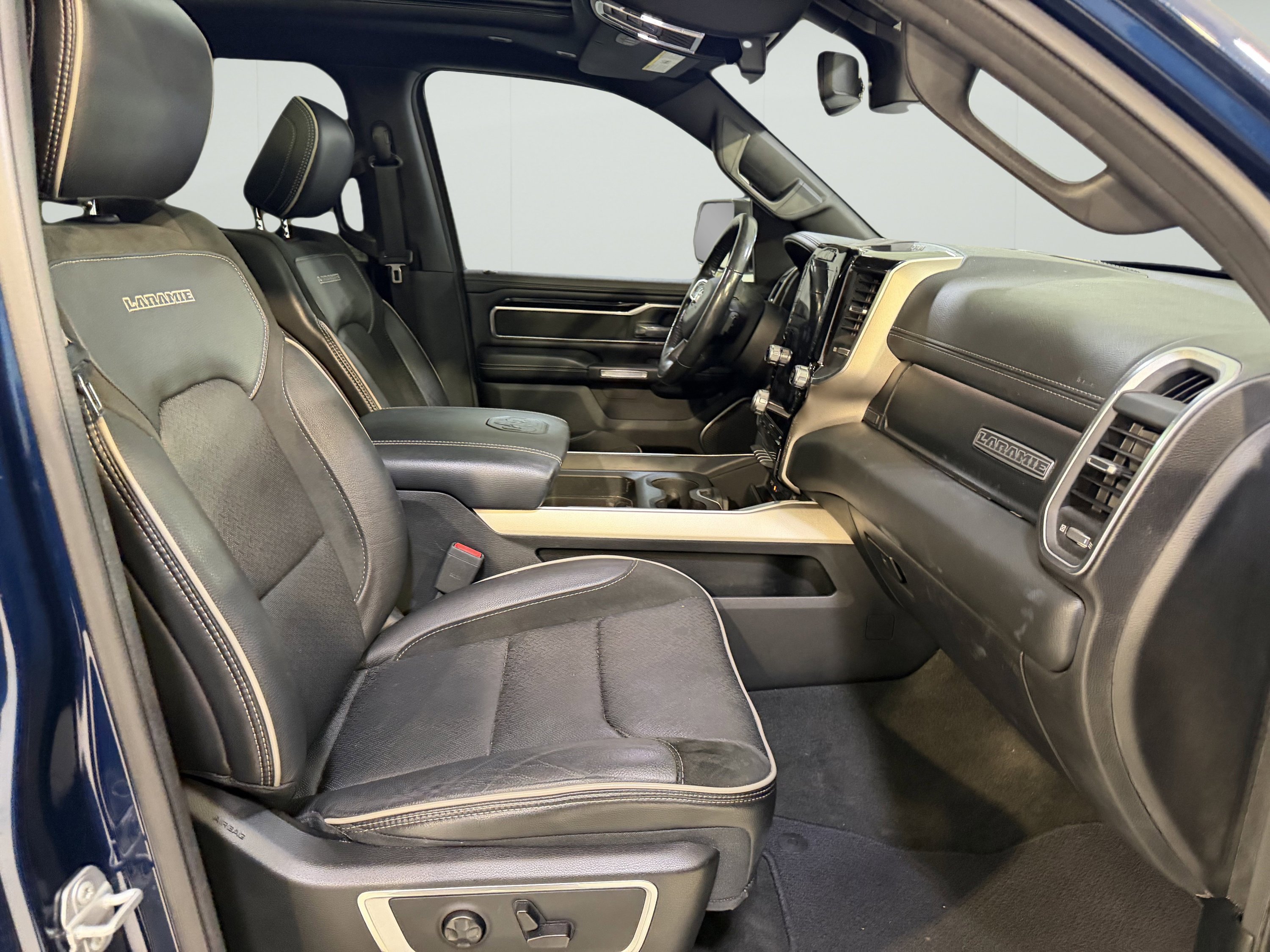 Used 2019 RAM 1500 Laramie w/ Sport Appearance Package AWD/4WD image 12