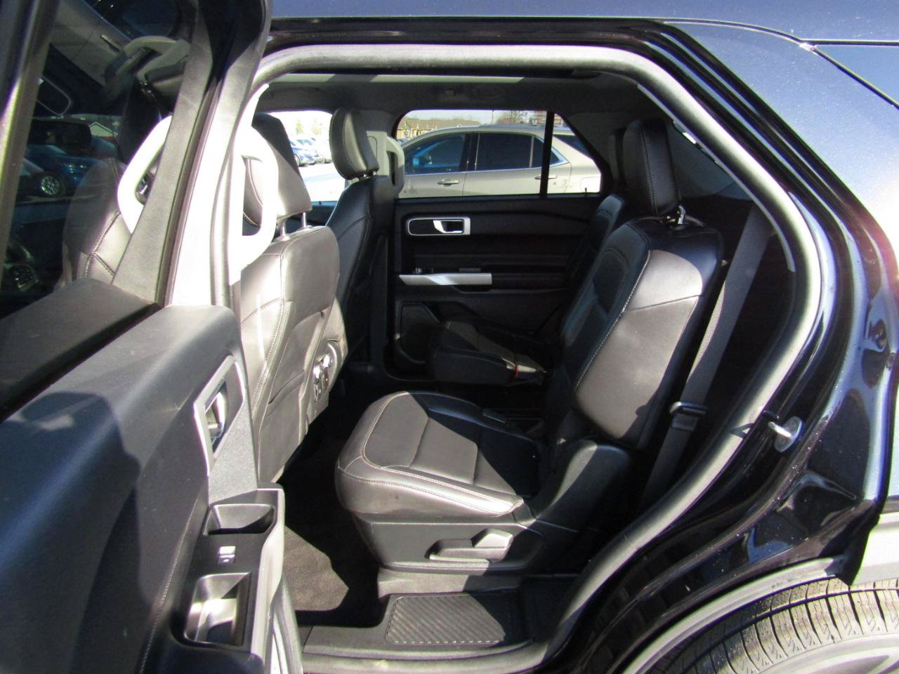 Used 2022 Ford Explorer XLT w/ Equipment Group 202A AWD/4WD image 21