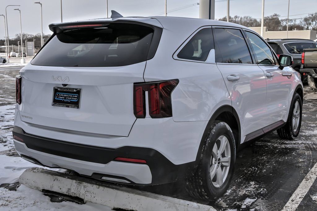 Used 2025 Kia Sorento LX image 8