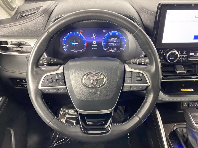 Used 2023 Toyota Highlander Platinum AWD/4WD image 16