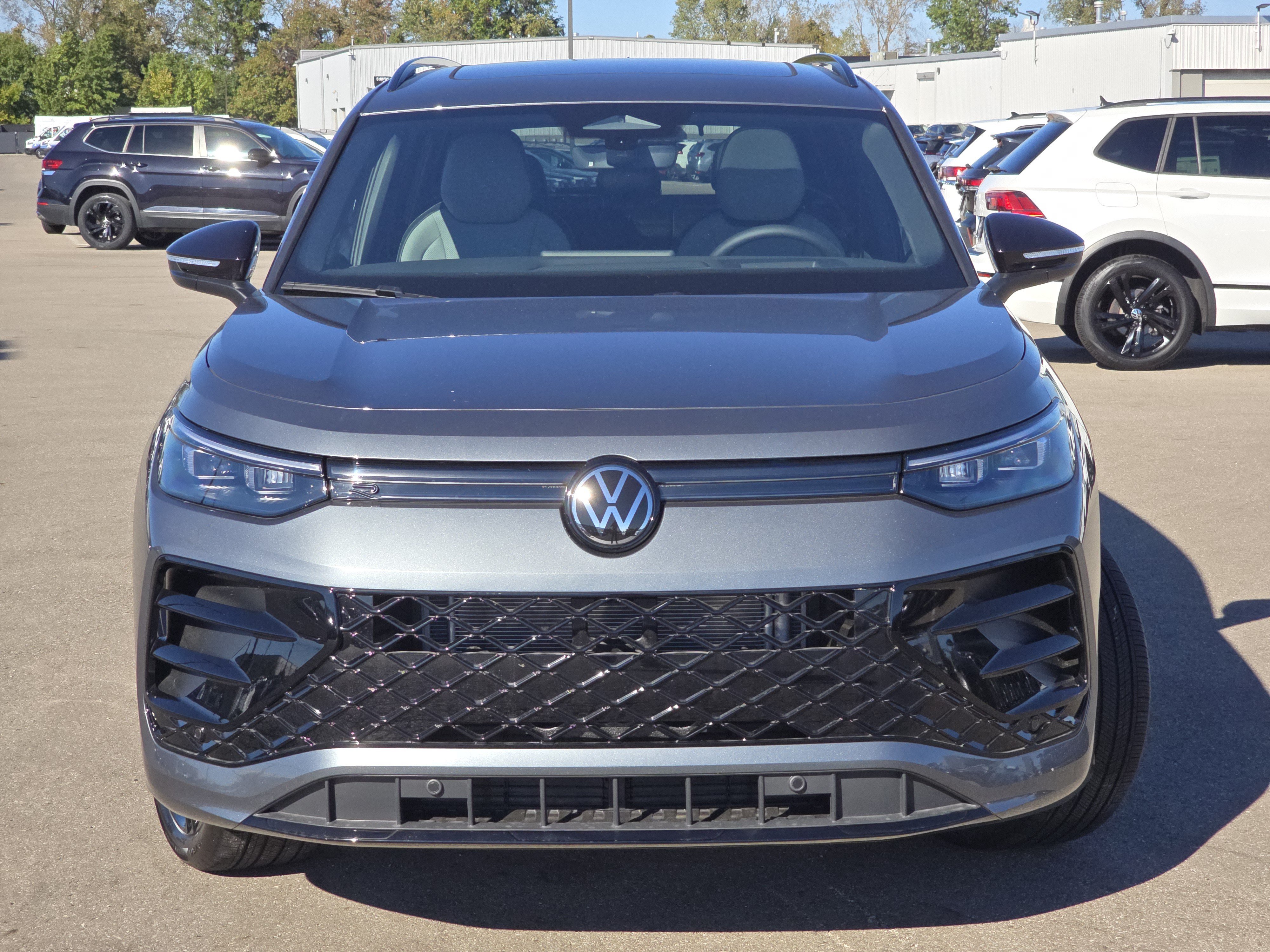 New 2026 Volkswagen Tiguan SE R-Line AWD/4WD image 2