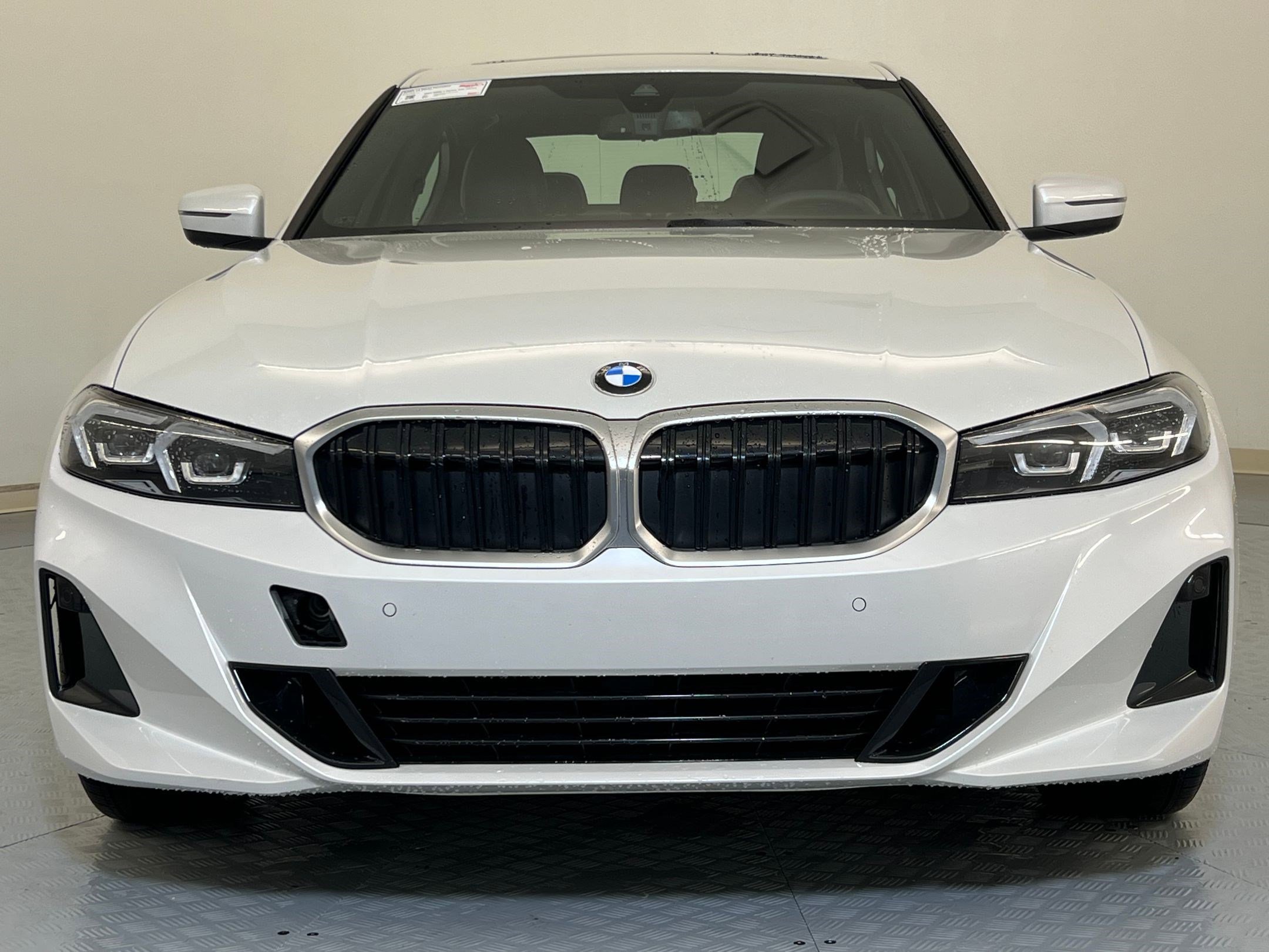 Used 2025 BMW 330i xDrive Sedan w/ Premium Package AWD/4WD image 5
