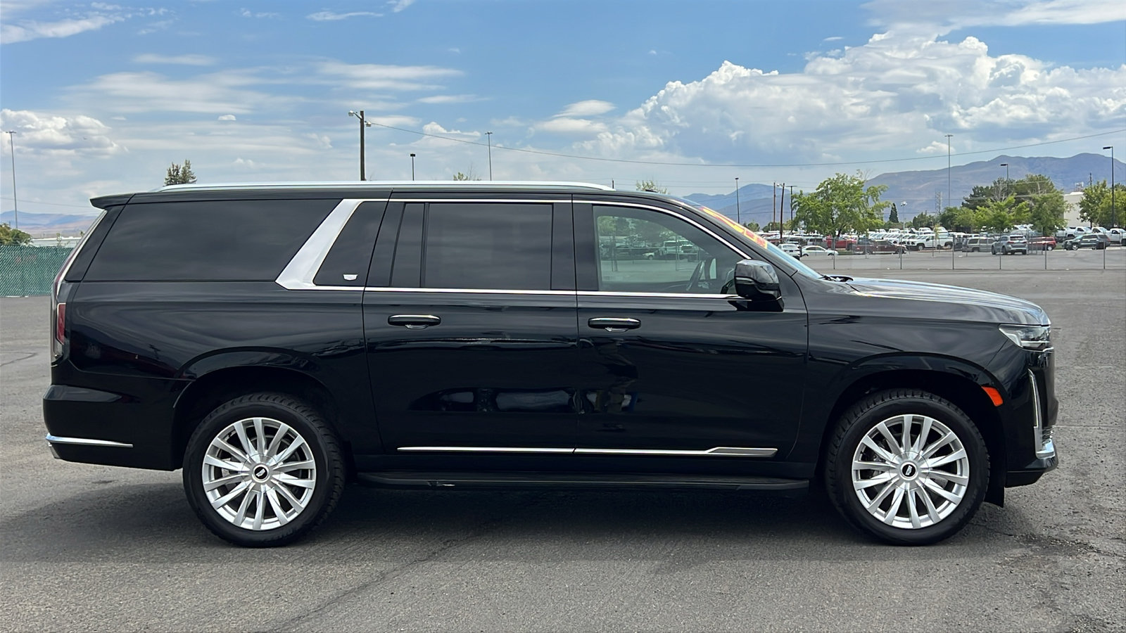 Used 2022 Cadillac Escalade ESV Luxury AWD/4WD image 4