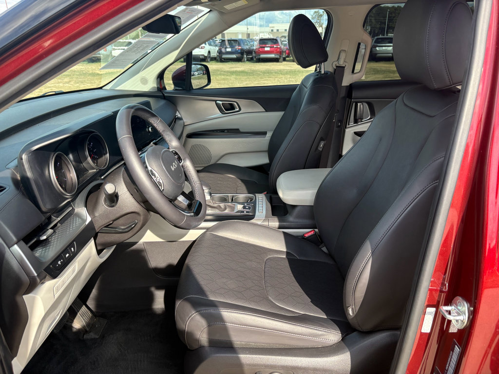 Used 2024 Kia Carnival LX image 9
