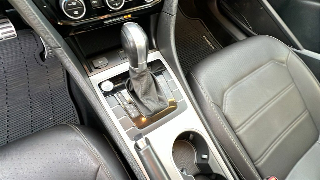 Used 2020 Volkswagen Passat 2.0T R-Line image 27