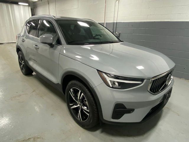 Used 2025 Volvo XC40 B5 Core AWD/4WD image 4