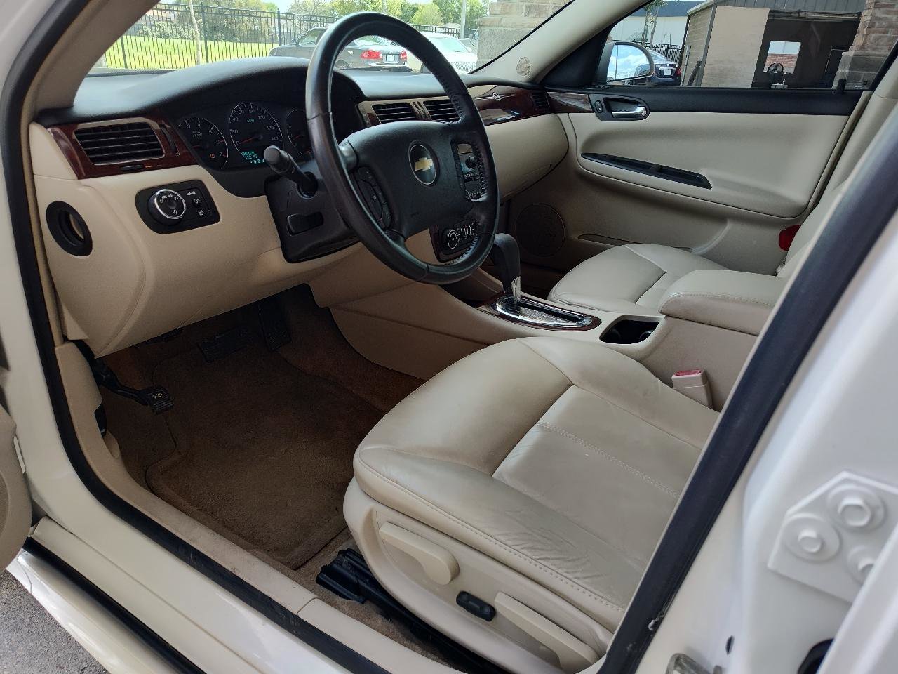 Used 2009 Chevrolet Impala LT w/ Luxury Edition Package FWD image 2