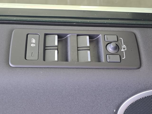 Certified 2025 Land Rover Discovery S AWD/4WD image 31