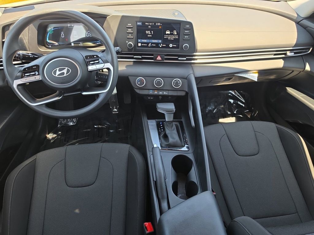 Used 2025 Hyundai Elantra SE image 10