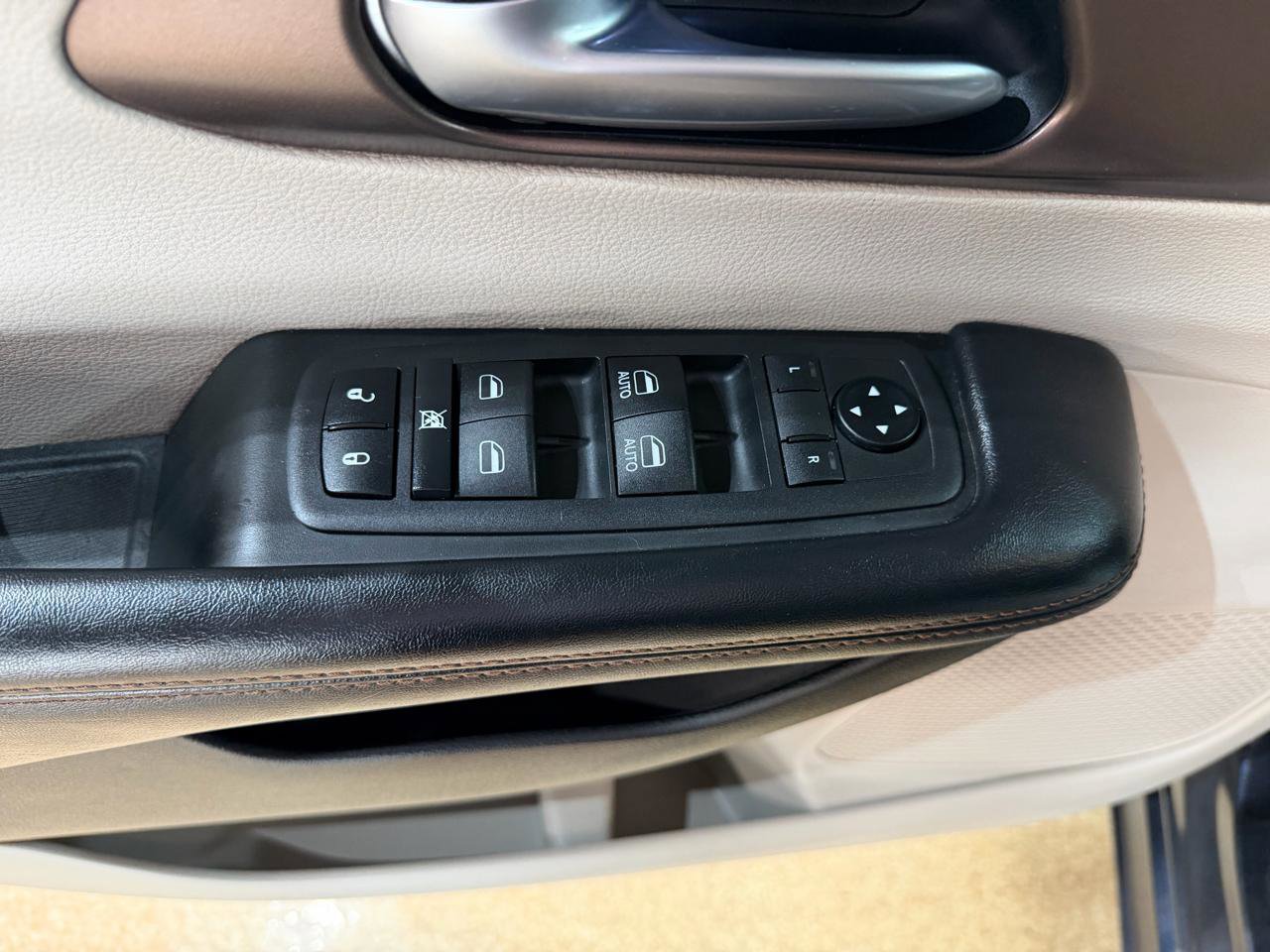 Used 2019 Chrysler Pacifica Touring-L image 35