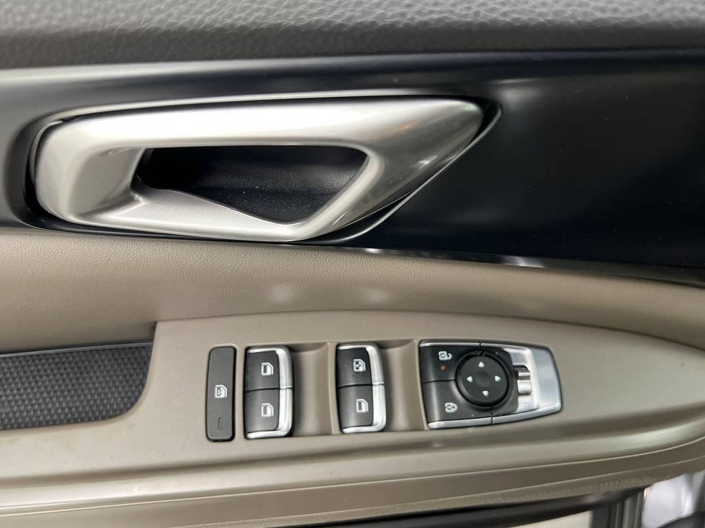Used 2025 Kia Carnival FWD image 18