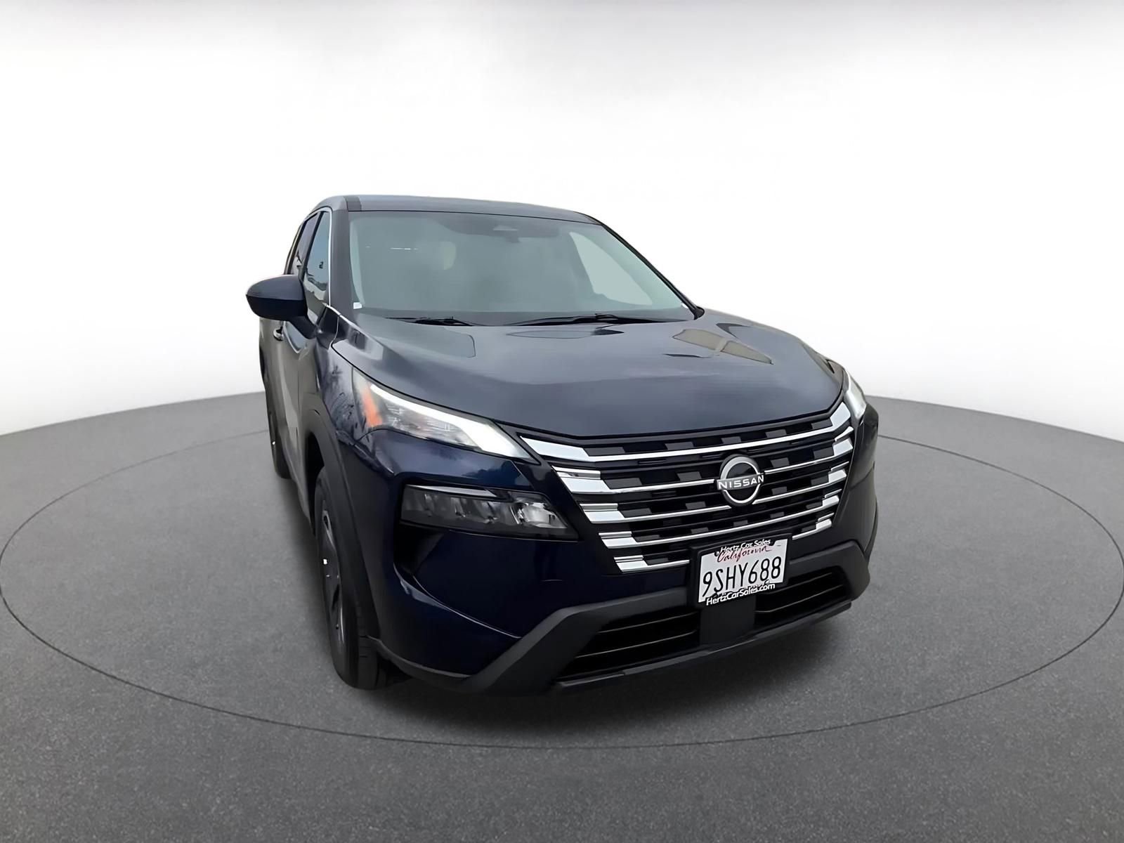 Used 2025 Nissan Rogue SV image 3