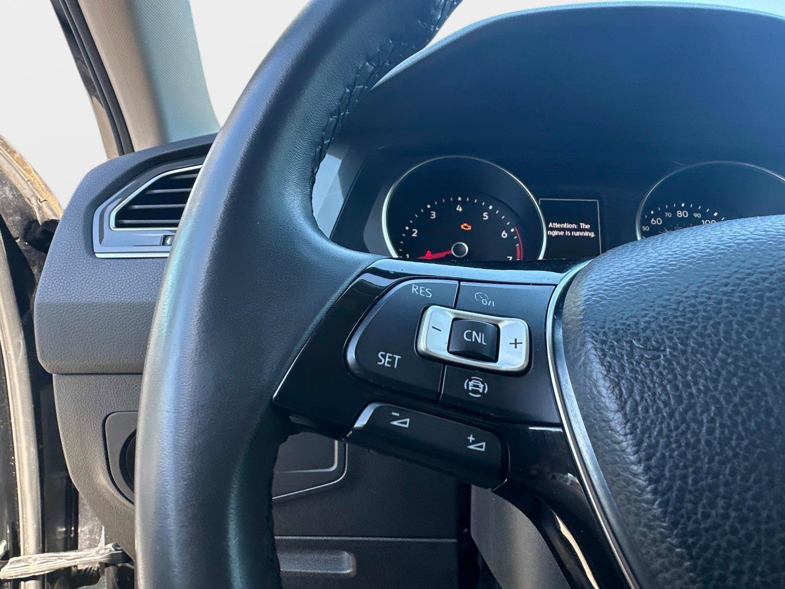 Used 2020 Volkswagen Tiguan SE image 27