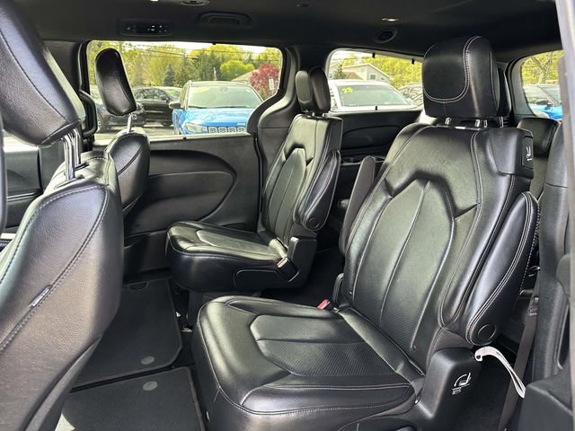 Used 2022 Chrysler Pacifica Touring-L w/ S Appearance Package AWD/4WD image 7