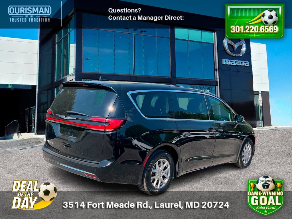 Used 2024 Chrysler Pacifica Touring-L FWD image 3