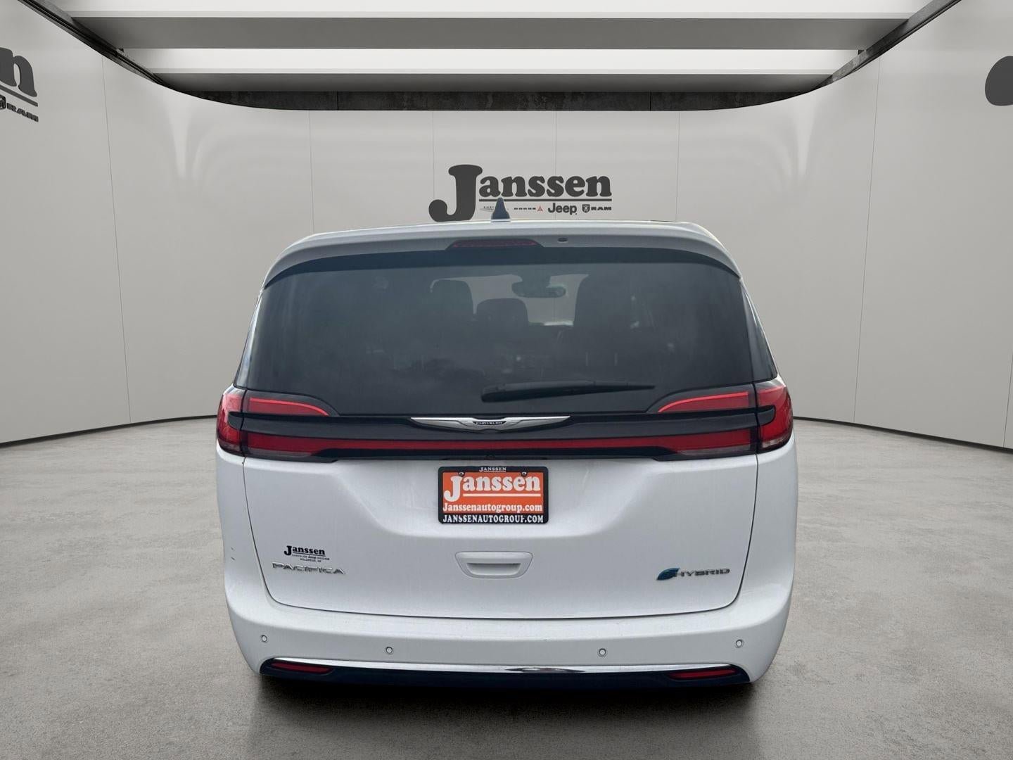 Used 2024 Chrysler Pacifica Select FWD image 4