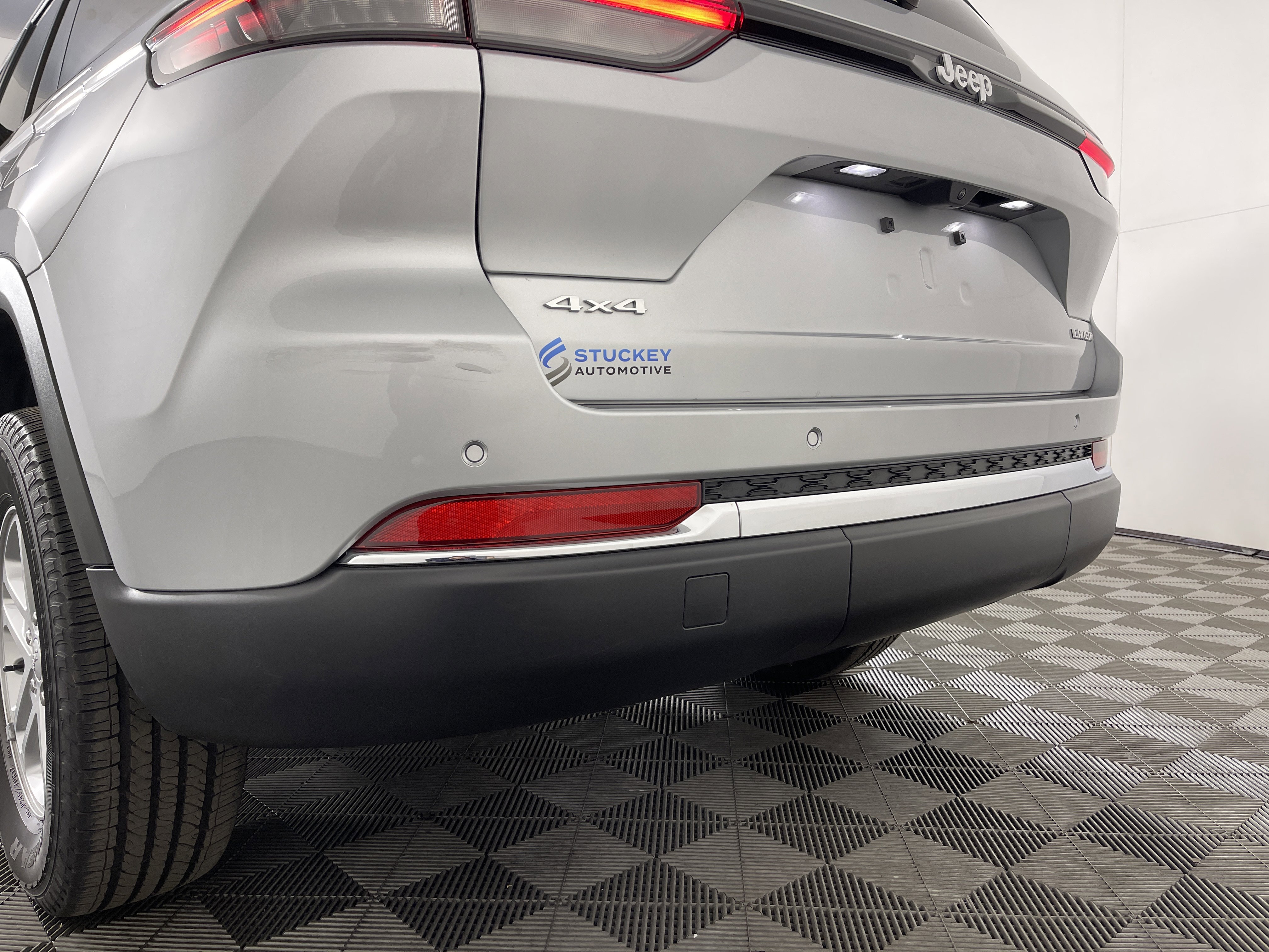 Used 2024 Jeep Grand Cherokee Laredo image 6