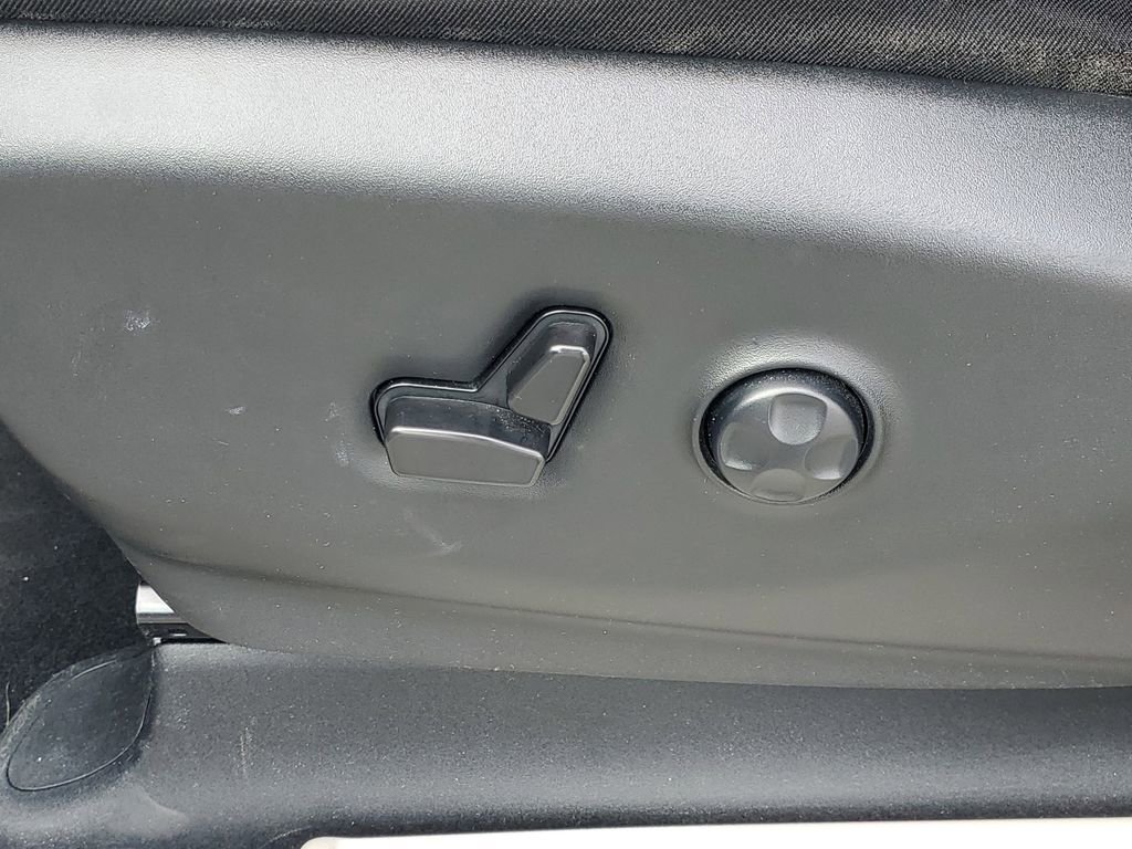 Used 2023 Chrysler Pacifica Touring-L FWD image 18