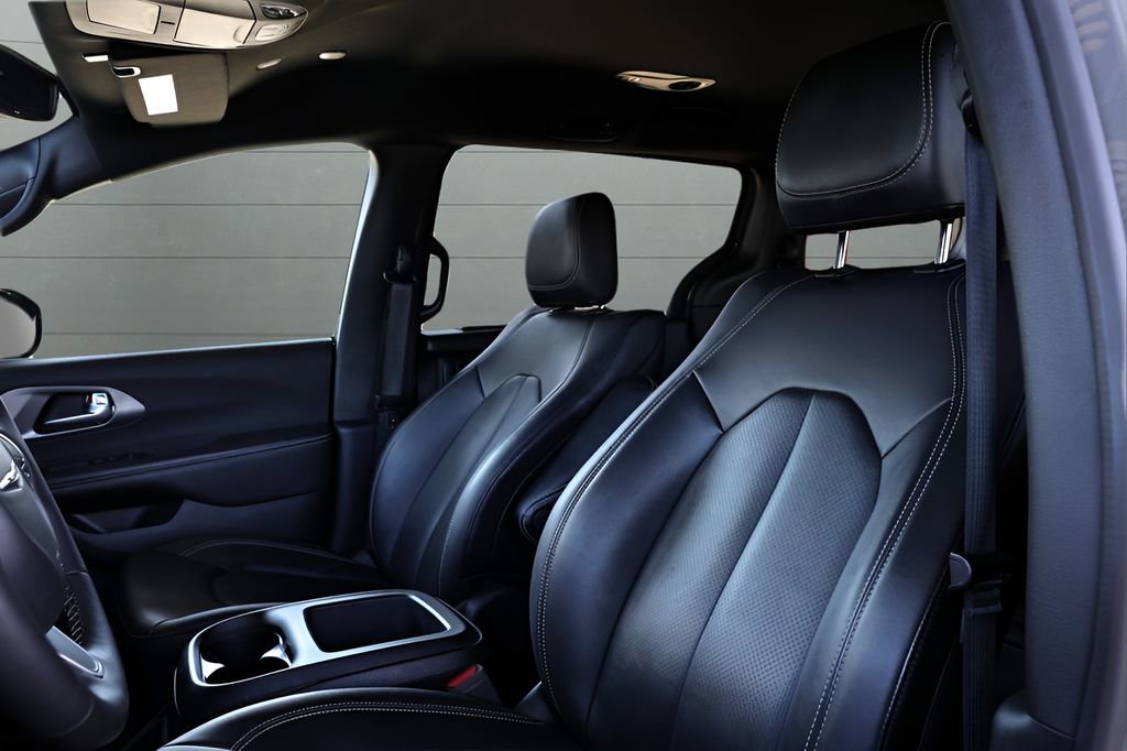 Used 2025 Chrysler Pacifica Select image 45