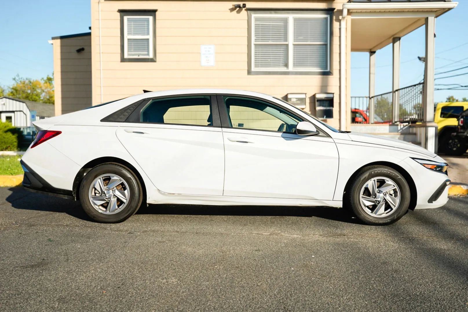 Used 2025 Hyundai Elantra SE FWD image 4