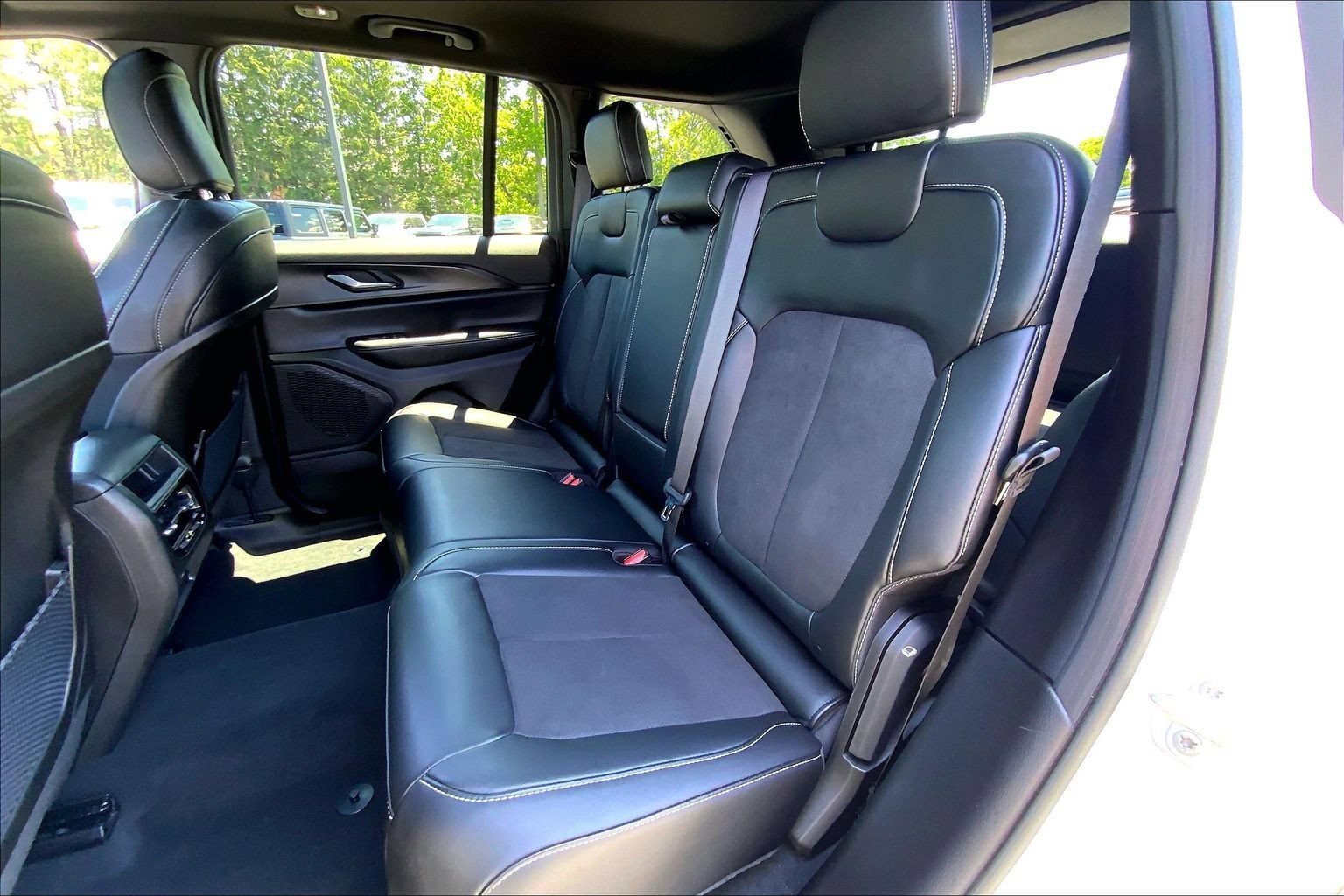 Certified 2024 Jeep Grand Cherokee Altitude AWD/4WD image 19