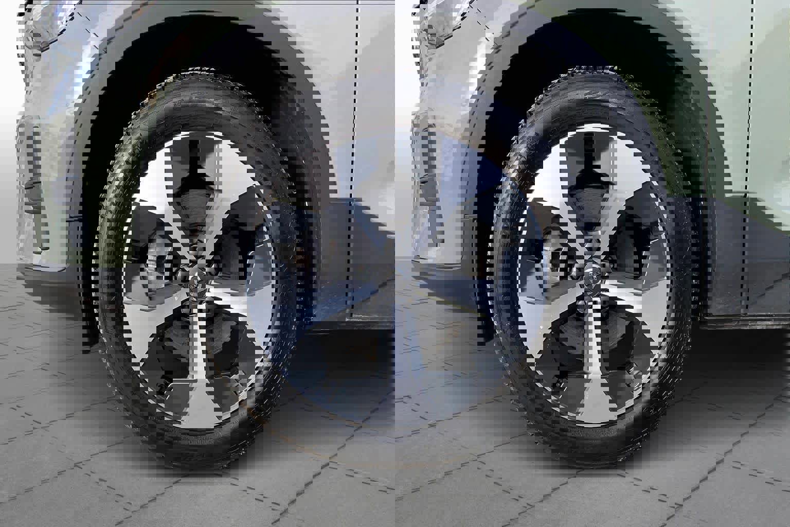 Used 2025 Volvo XC40 B5 Core w/ Protection Package Premier image 11