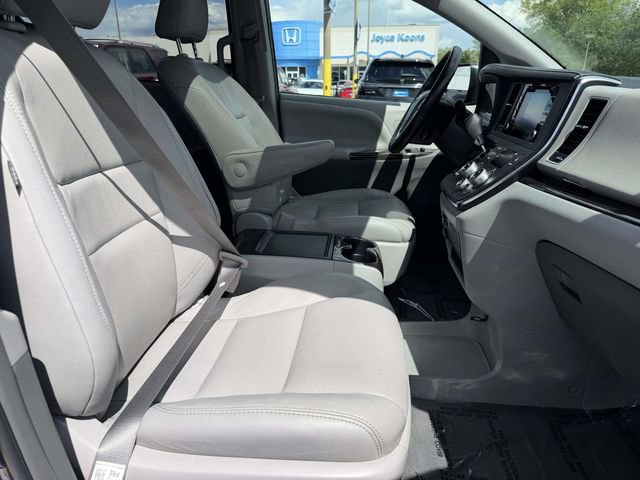 Used 2018 Toyota Sienna XLE w/ XLE Navigation Package image 7