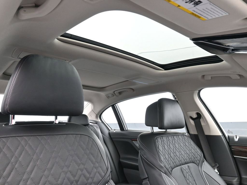 Used 2022 BMW 750i xDrive w/ Executive Package image 24
