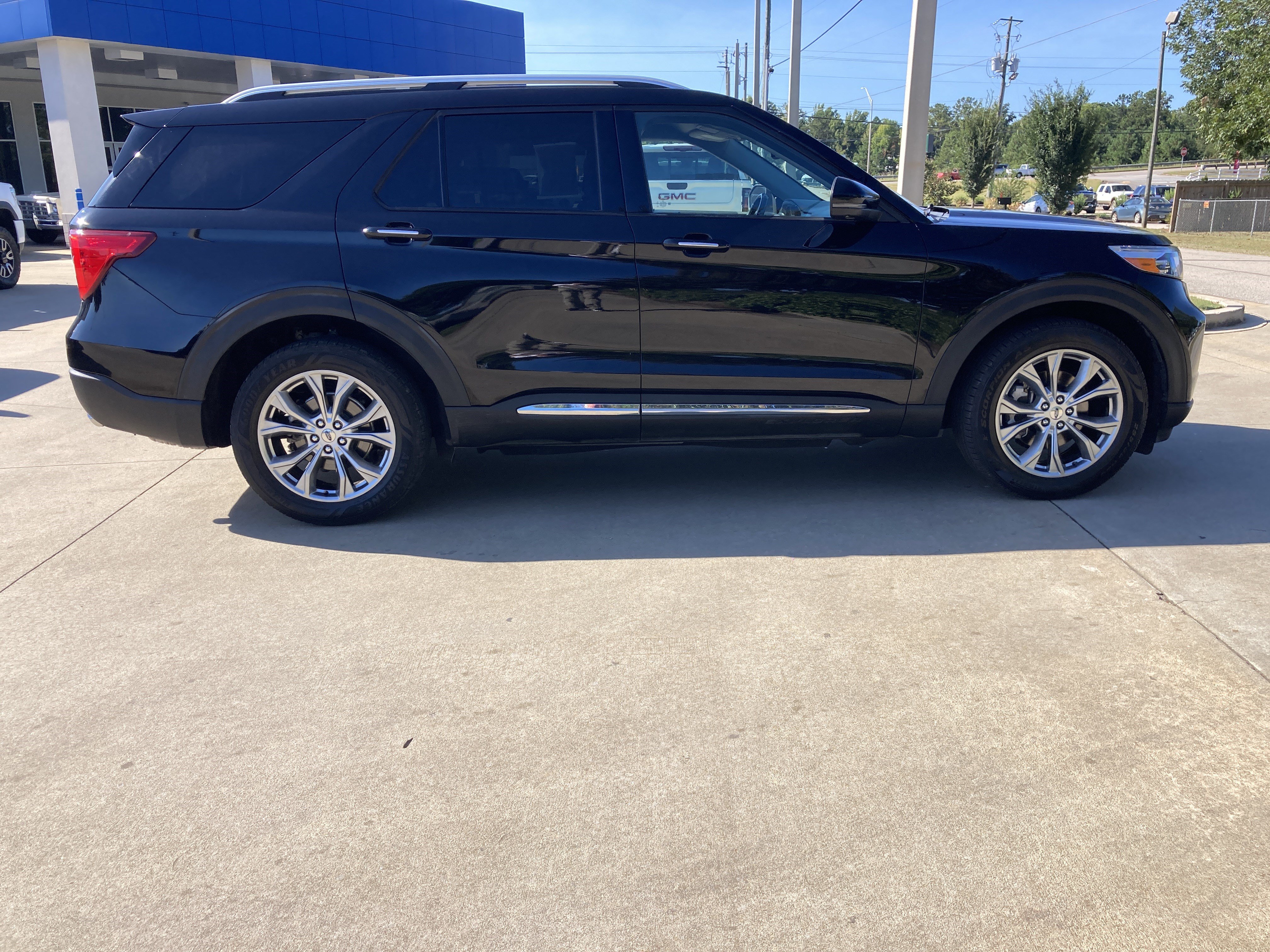 Used 2021 Ford Explorer Limited w/ Equipment Group 301A AWD/4WD image 4