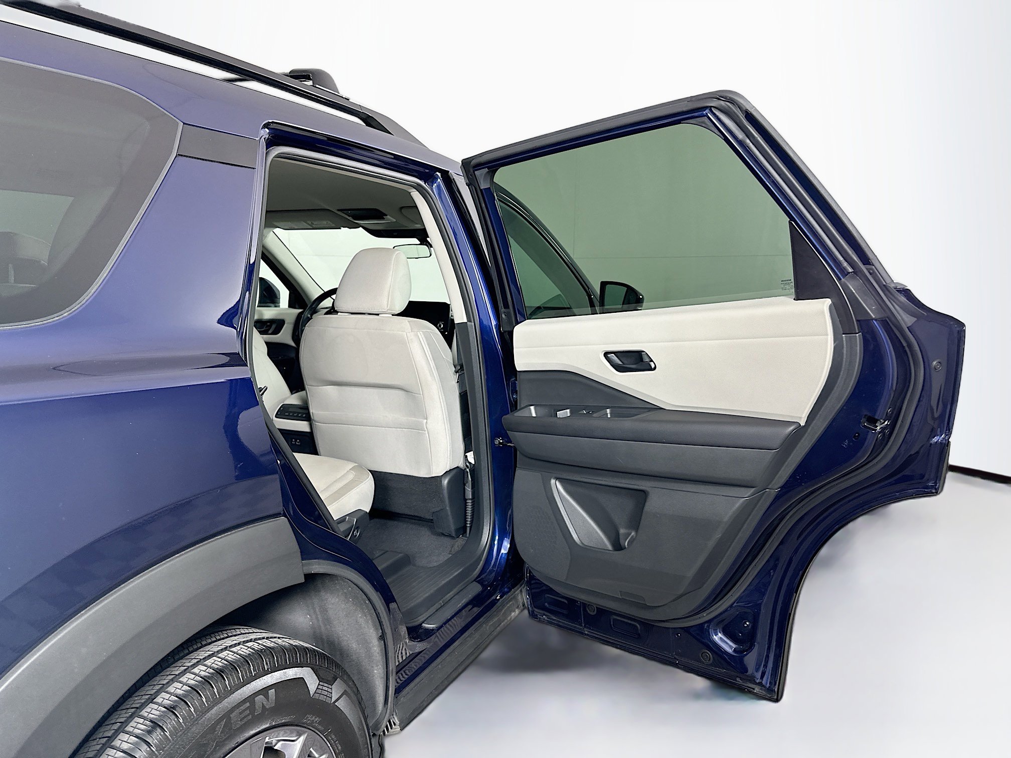 Used 2024 Nissan Pathfinder SV image 30