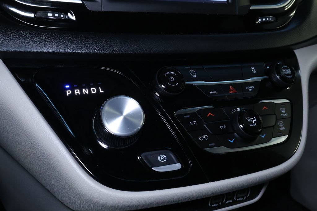 Used 2023 Chrysler Voyager LX image 32