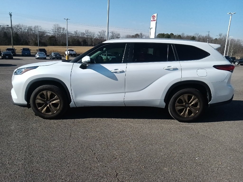 Used 2023 Toyota Highlander Bronze Edition image 6