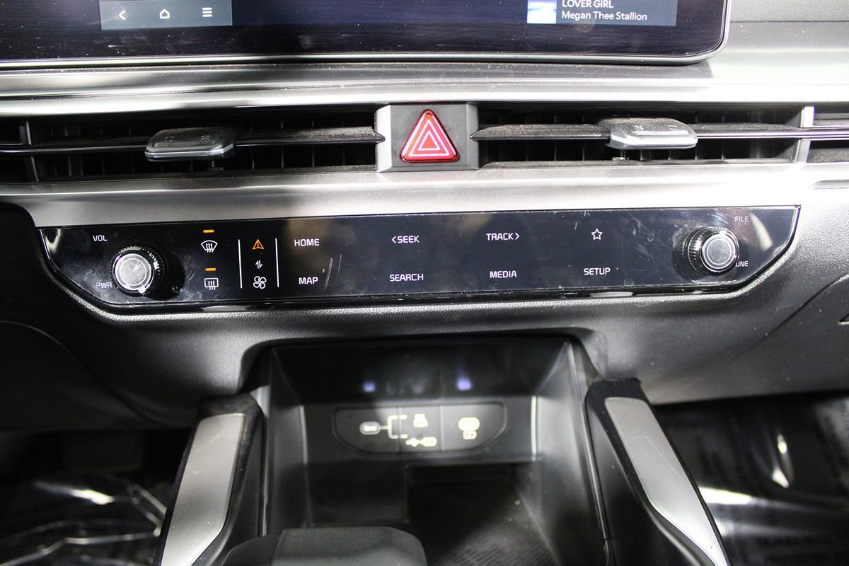 Used 2025 Kia Sorento LX image 17