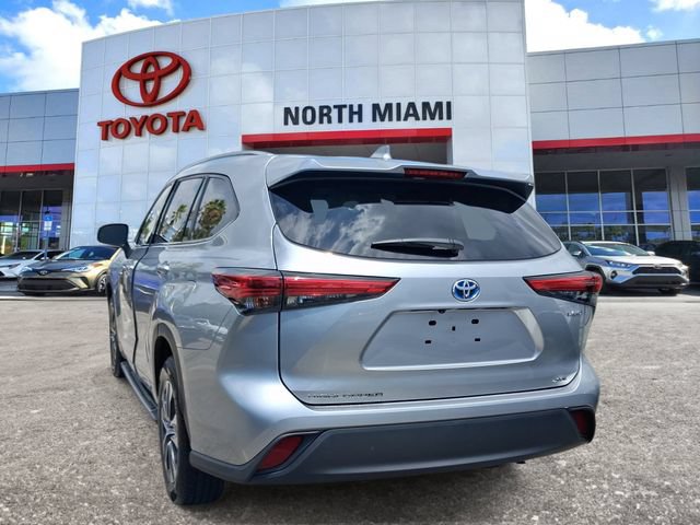 Used 2021 Toyota Highlander XLE FWD image 3