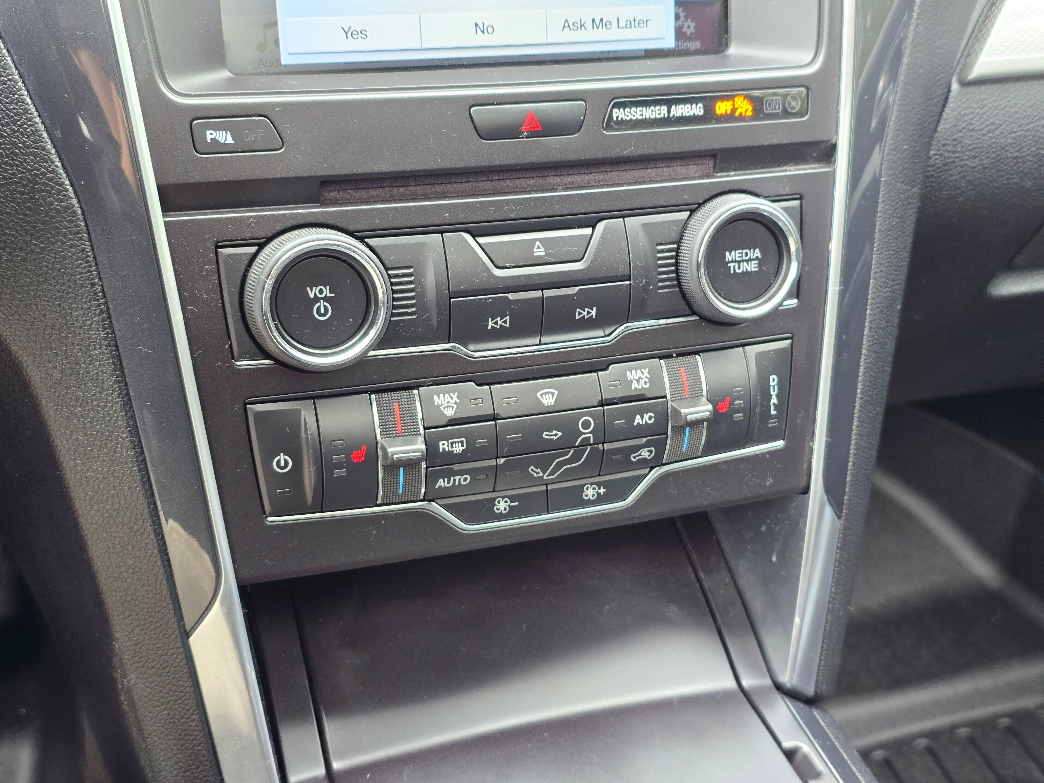 Used 2017 Ford Explorer XLT w/ Equipment Group 202A AWD/4WD image 26