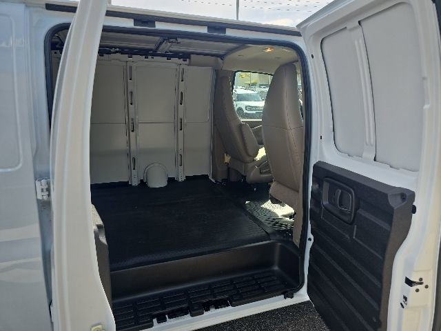 Used 2025 GMC Savana 3500 RWD image 29