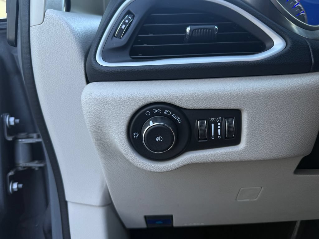 Used 2023 Chrysler Pacifica Touring-L FWD image 27