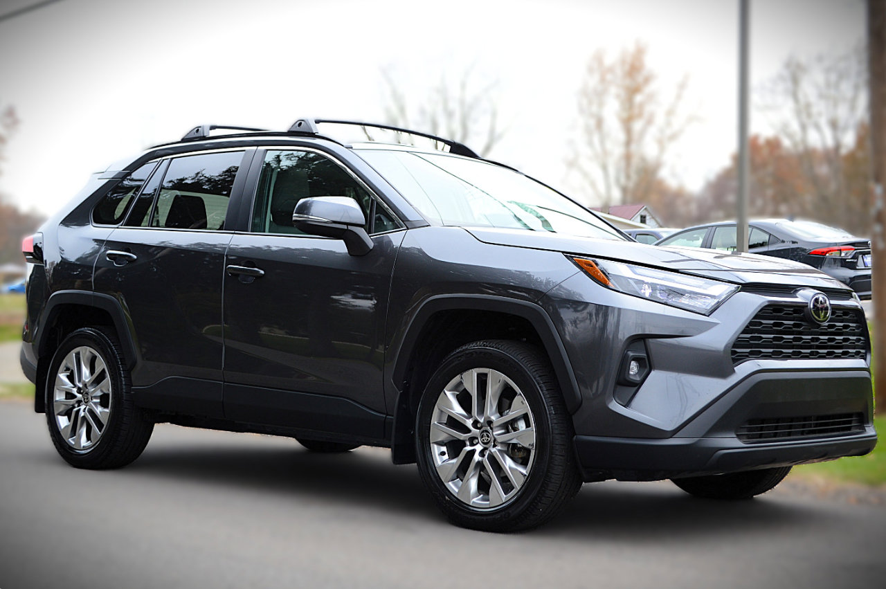 Used 2025 Toyota RAV4 XLE Premium image 3
