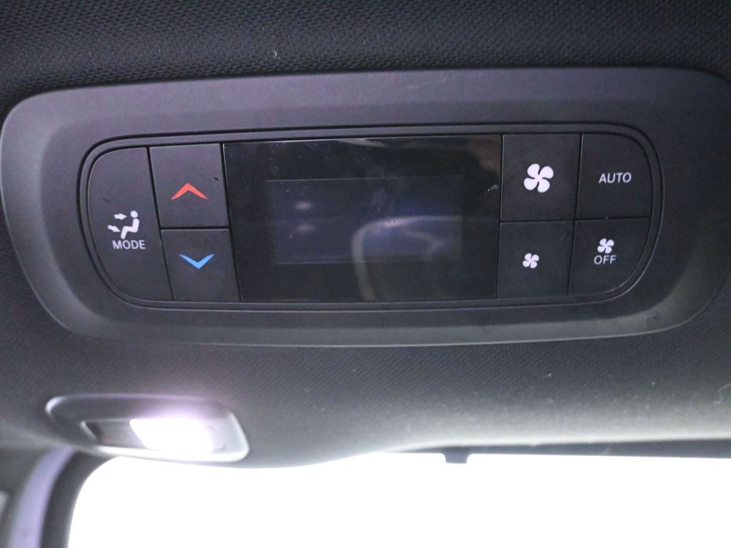 Used 2025 Chrysler Pacifica Limited image 24