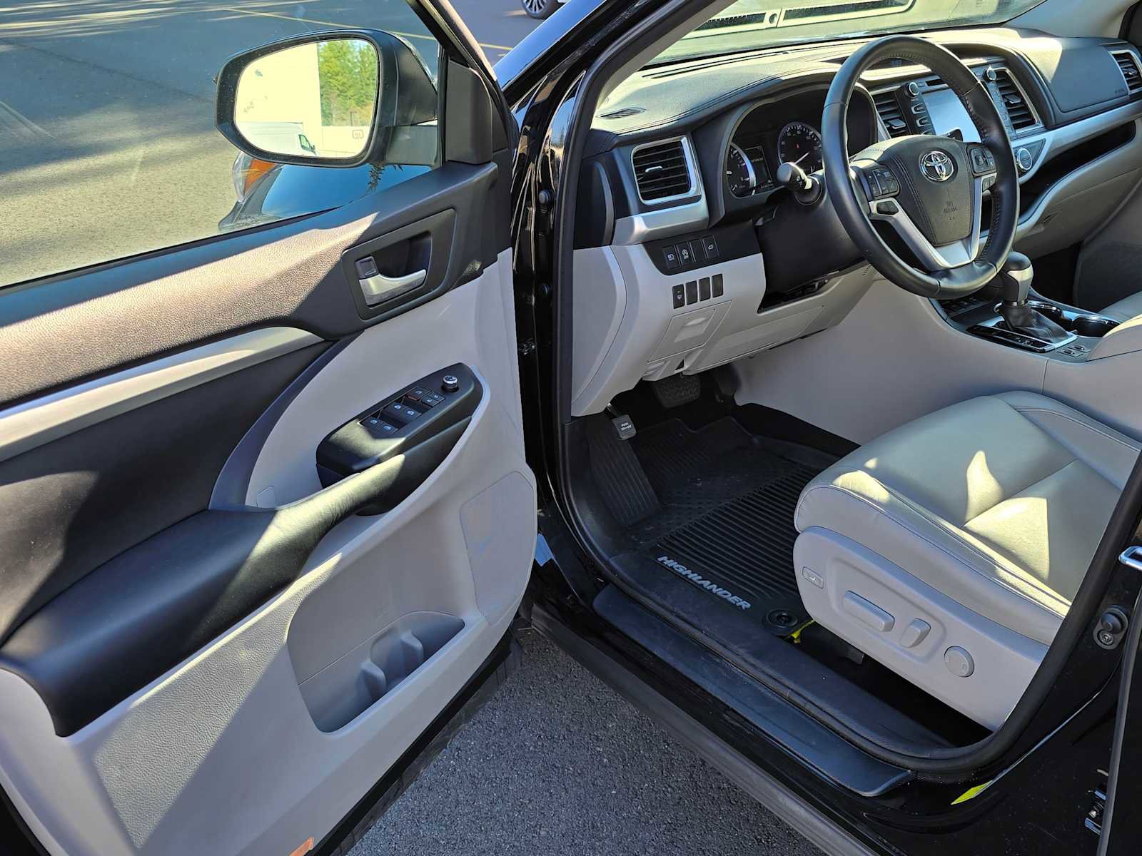 Used 2017 Toyota Highlander XLE image 20