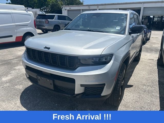 Used 2023 Jeep Grand Cherokee L Laredo RWD image 2