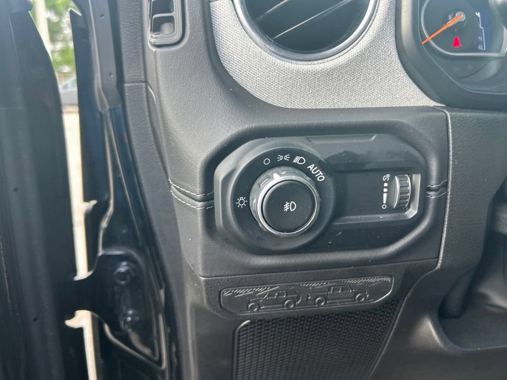 Used 2025 Jeep Wrangler Unlimited Sahara AWD/4WD image 35
