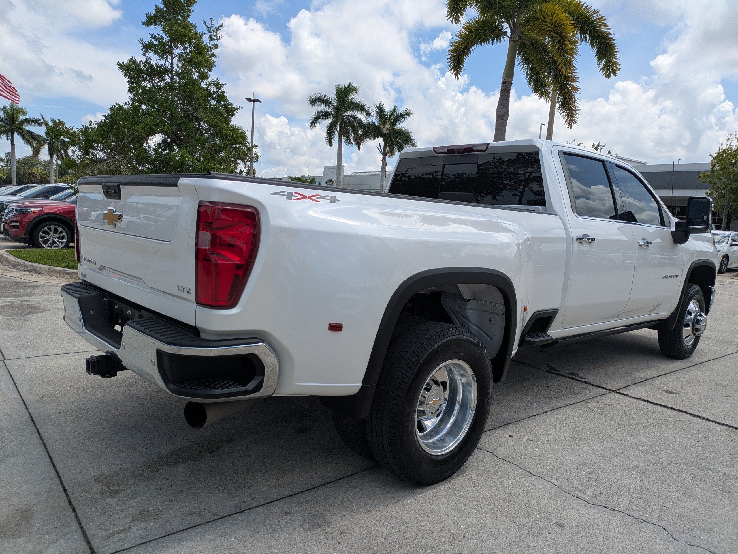 Used 2024 Chevrolet Silverado 3500 LTZ w/ LTZ Plus Package AWD/4WD image 4