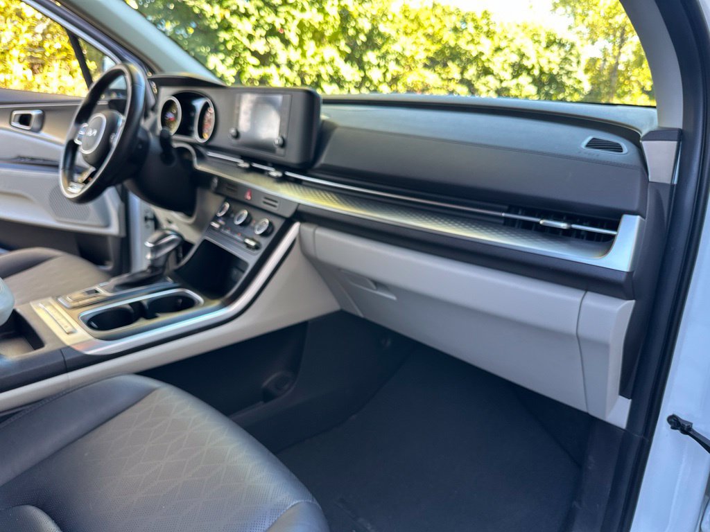 Used 2024 Kia Carnival LX FWD image 23